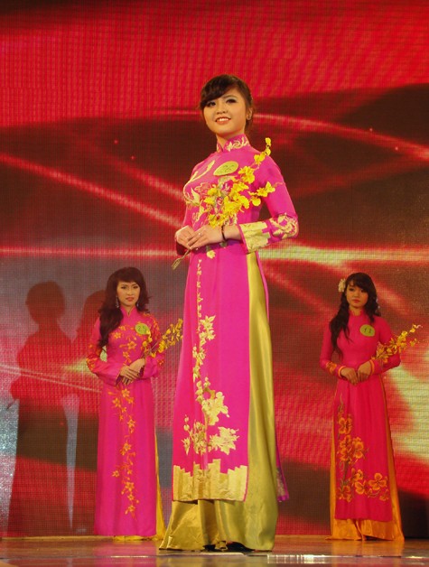 Các thí sinh trình diễn áo dài của nhà thiết kế Lan Hương